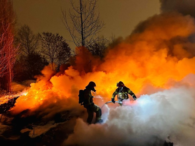 Do pożaru doszło dzisiaj 17 grudnia. W akcji gaśniczej uczestniczyło sześć zastępów straży pożarnej.