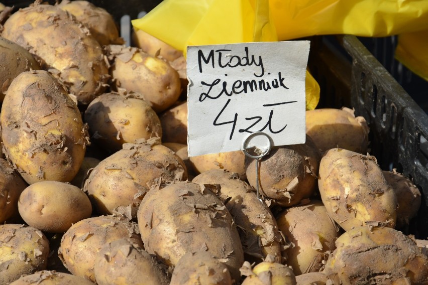 Ceny warzyw i owoców na miejskich targowiskach. Sprawdź, ile zapłacisz w Zamościu za truskawki, czereśnie, kapustę, ziemniaki...[ZDJĘCIA]