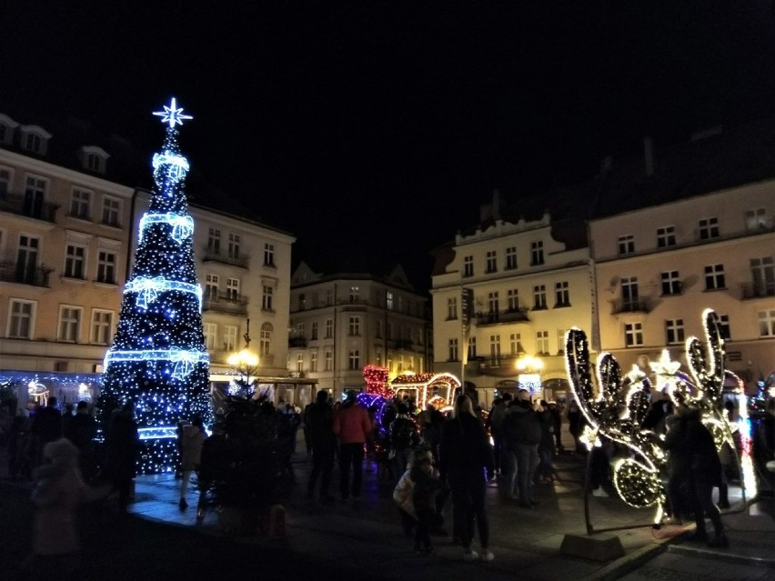 Świąteczna choinka na Głównym Rynku w Kaliszu już świeci