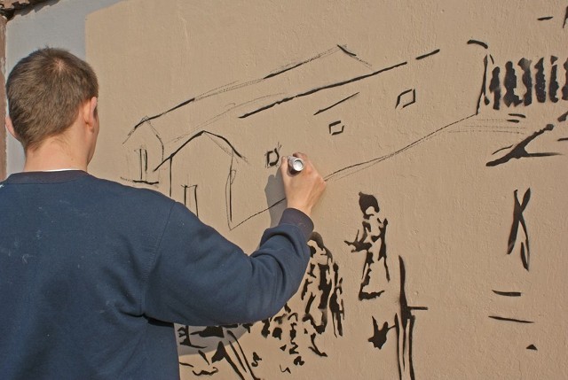 Wielki mural poświęcony obozowi pracy powstaje w Trawnikach.