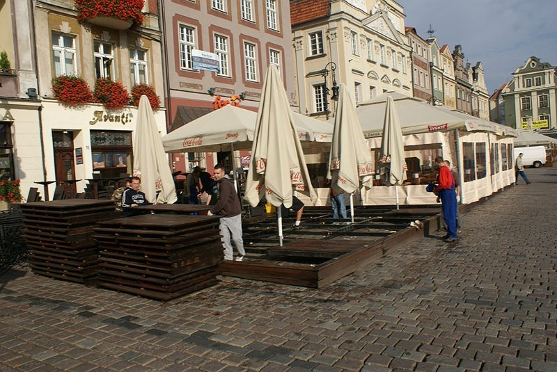 Poznań: Ze Starego Rynku znikają letnie ogródki [ZDJĘCIA]