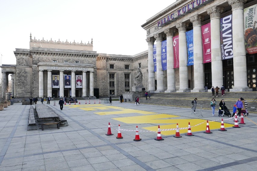 Poruszający napis przed Pałacem Kultury i Nauki. To gest solidarności z Ukrainą 