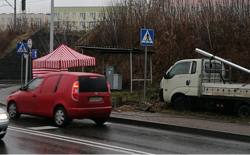 Chrzanów. Nadal nie działa sygnalizacja na ul. Podwale. Za jej naprawę zapłaci pijany kierowca