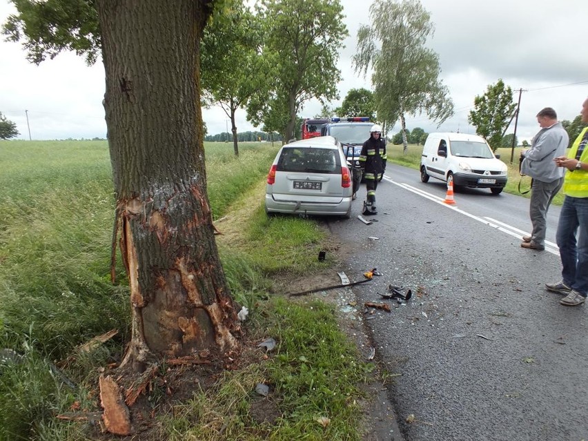 Krajenka: Wypadek na trasie Blękwit-Krajenka. Uderzył w drzewo przed Krajenką [ZDJĘCIA]