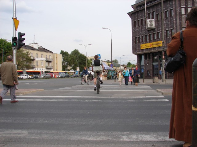 Ścieżki wydzielonej nie ma, pasy, idą piesi, ale... co to dla rowerzystów