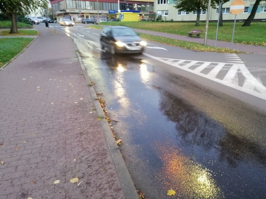 Wyciek wody w centrum Goleniowa. W nocy zakręcą zawory