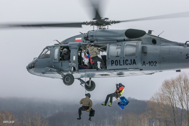 Wykorzystanie policyjnego Black Hawka może okazać się kluczowe gdy trzeba będzie błyskawicznie ruszyć z pomocą,