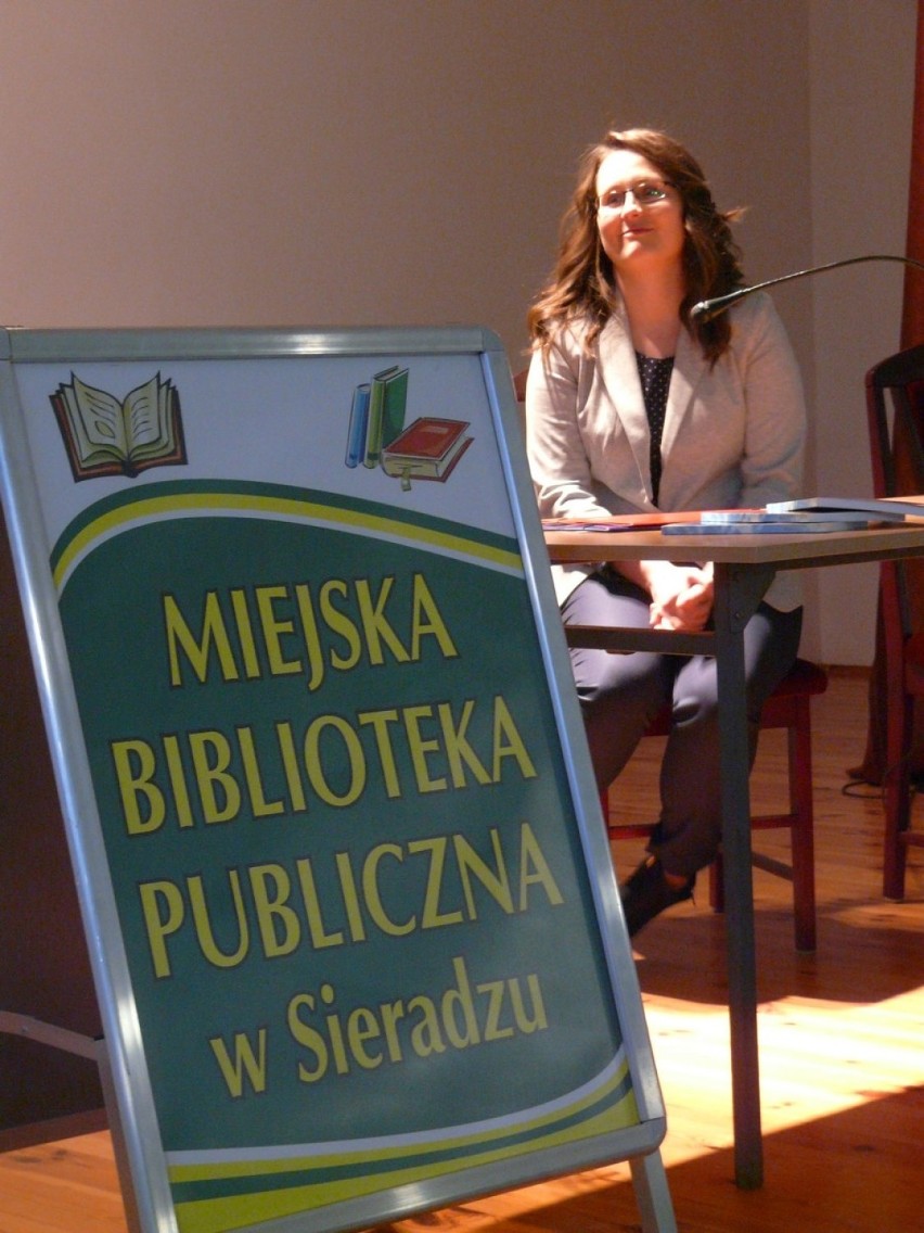 Jest biografia ks. Apolinarego Leśniewskiego. Została wydana dzięki konkursowi MBP w Sieradzu
