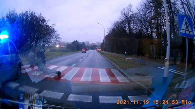 Jeden z kierowców zatrzymał się przed leżącym mężczyzną i próbował pomóc mu wstać. Udało się go przenieść dopiero, gdy przyjechała policja