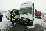 Gniechowice: 3 osoby ranne w zderzeniu autobusu z ciężarówką na drodze nr 35 (ZDJĘCIA)