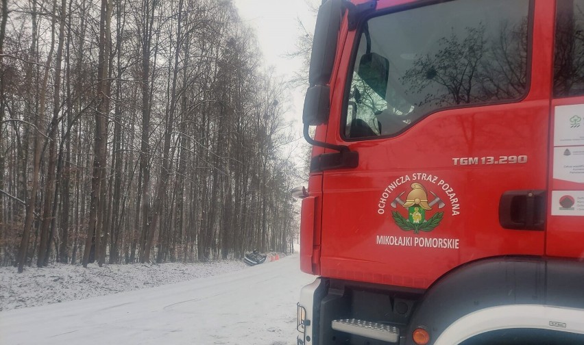 Powiat sztumski. Zima zaskoczyła kierowców, ale strażacy pospieszyli z pomocą! ZDJĘCIA!