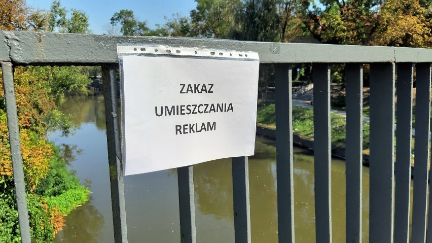 MZD umieścił kartkę o zakazie wieszania reklam na Moście...