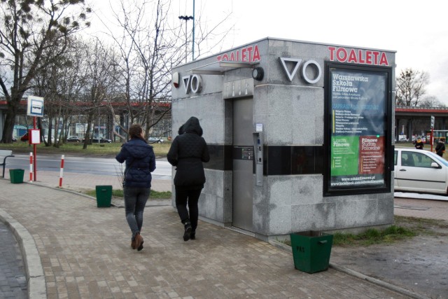 Autobusy dalekobieżne wyjeżdżają z Łodzi opóźnione. Powodem kolejki do WC na Kaliskim