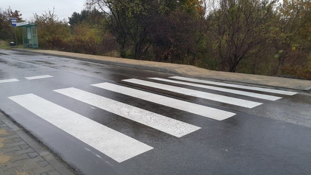 Pracownicy MZDiM wybudowali chodnik oraz wyznaczyli i wymalowali przejście dla pieszych.