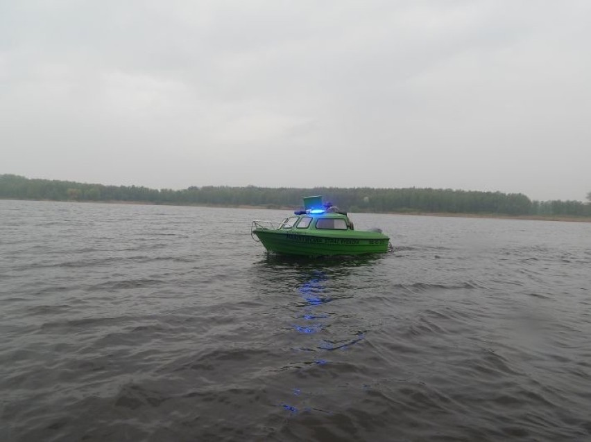 Policjanci, funkcjonariusze Państwowej Straży Rybackiej i...