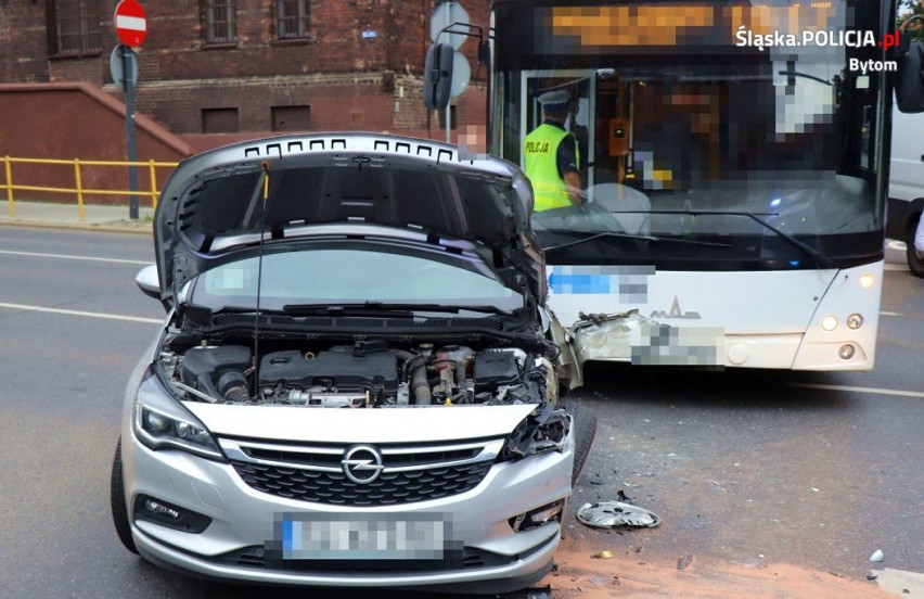 Wypadek w Bytomiu. Samochód osobowy zderzył się z autobusem miejskim [ZDJĘCIA]