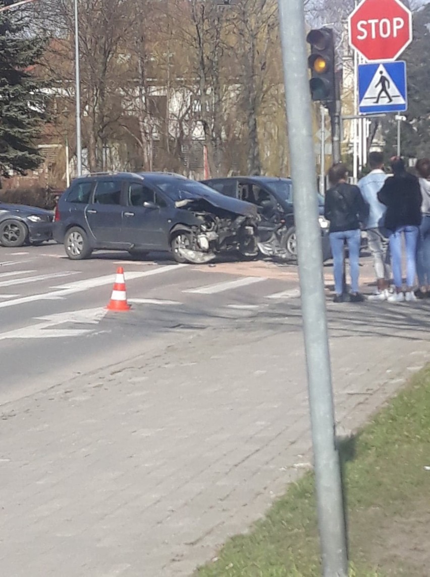 Lębork. 12-letni chłopiec doznał obrażeń w wypadku na skrzyżowaniu Armii Krajowej z Aleją Wolności