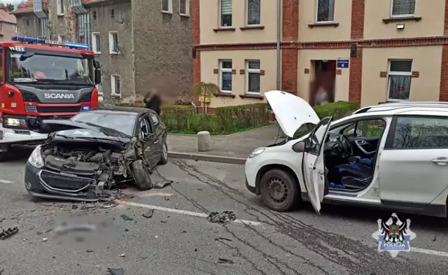 Groźny wypadek na ul. Świdnickiej w Wałbrzychu. Przez zbyt szybką jazdę jednego z pojazdów zderzyły się tam dwie osobówki z ciężarówką. Tego samego dnia policja w całym mieście prowadziła akcję "Prędkość".