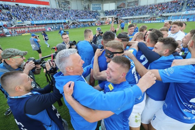 Niebiescy świętowali na stadionie w Gliwicach powrót do elity
  
  Zobacz kolejne zdjęcia. Przesuwaj zdjęcia w prawo - naciśnij strzałkę lub przycisk NASTĘPNE