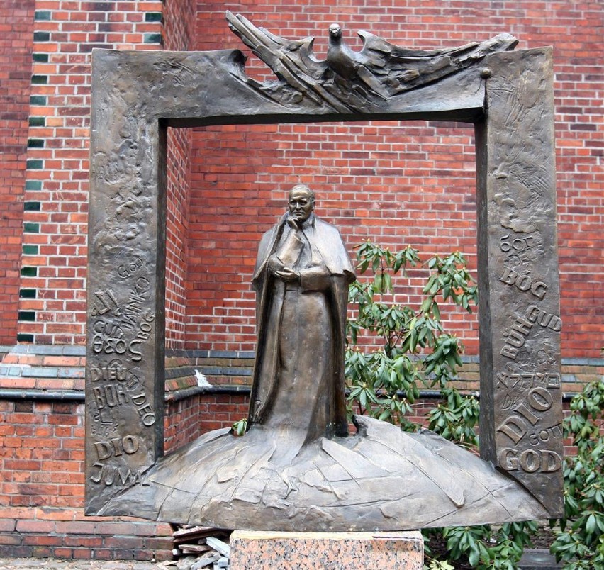 Rzeźby przedstawiające Jana Pawła II w Szczecinie