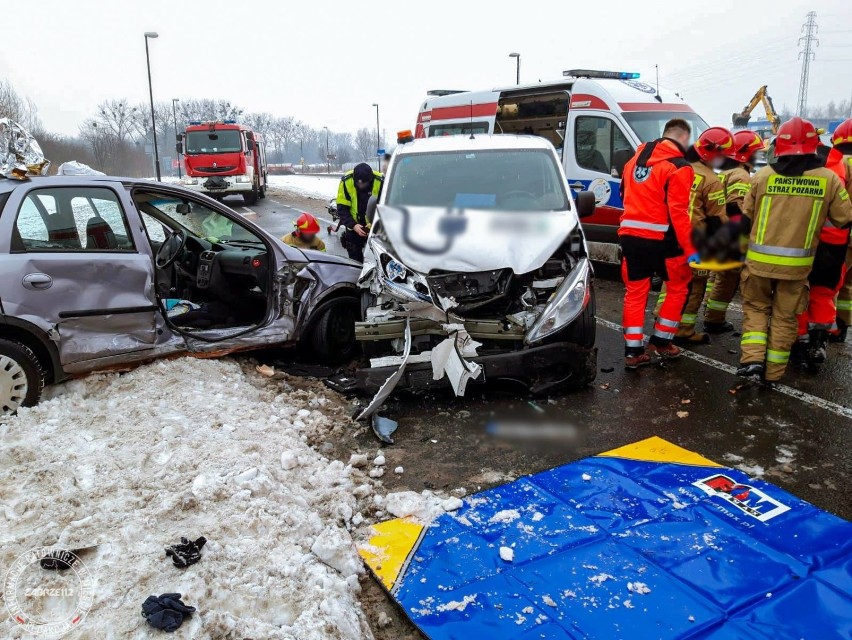 Wypadek trzech samochodów przy wyjeździe z M1 w Zabrzu. Ranne zostały dwie osoby