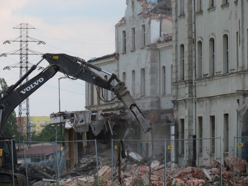 Czwarty dzień wyburzania budynku dworca Fabrycznego