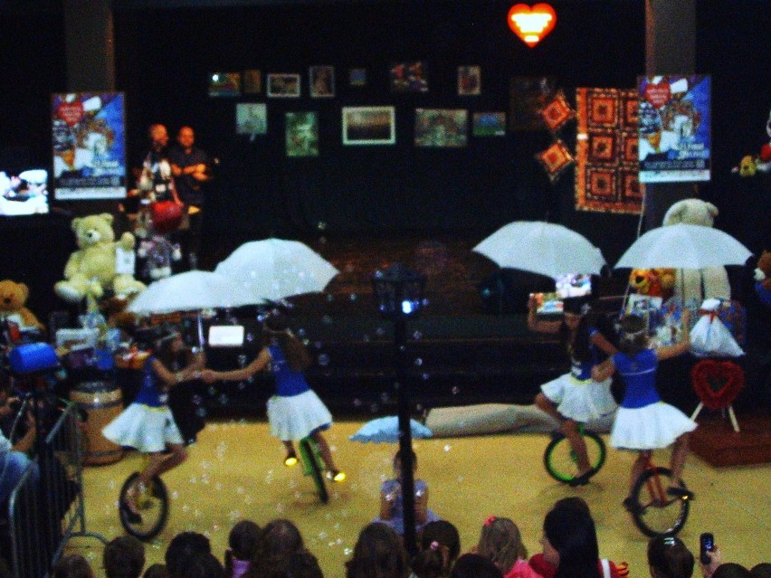 Taniec na monocyklach do melodii \"Deszczowa Piosenka\"