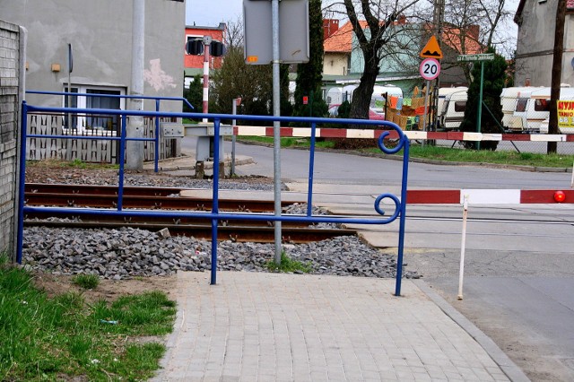 Kiedy nie było barierek, wielu pieszych i tak przechodziło mimo opuszczonych szlabanów.