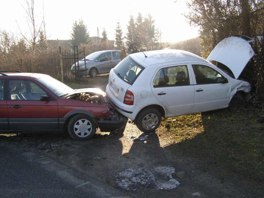 Wypadek w Nowej Wsi Malborskiej [ZDJĘCIA]. Zderzyły się dwa samochody osobowe