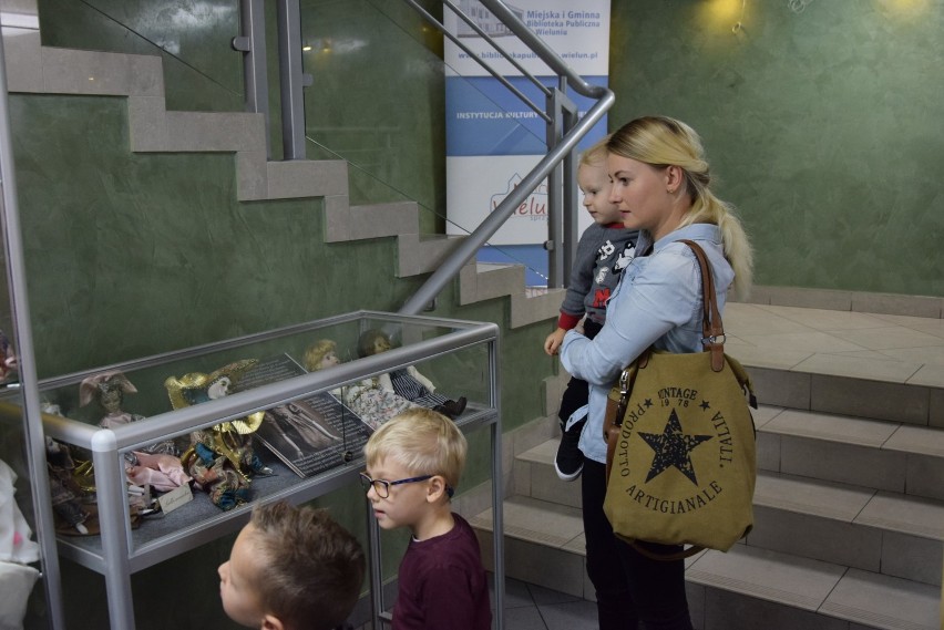 Noc Bibliotek w Wieluniu. Wystawa lalek i przedstawienie dla najmłodszych[FOTO, WIDEO]