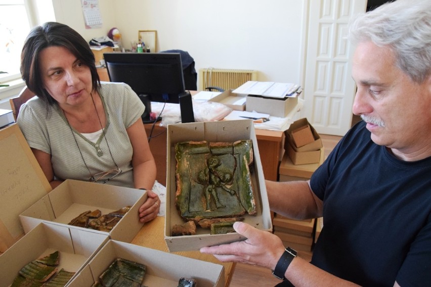 Niezwykłe odkrycie bielskich archeologów! Kafle z XV wieku w starej kamienicy [ZDJĘCIA]