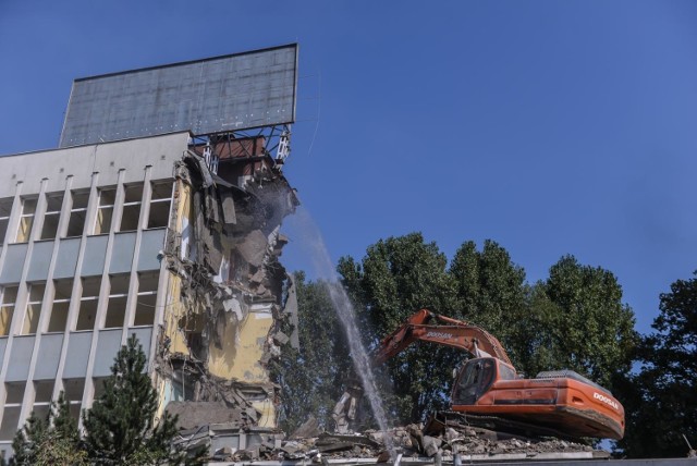 Trwa wyburzanie byłego budynku Hydrobudowy przy al. Grunwaldzkiej 133