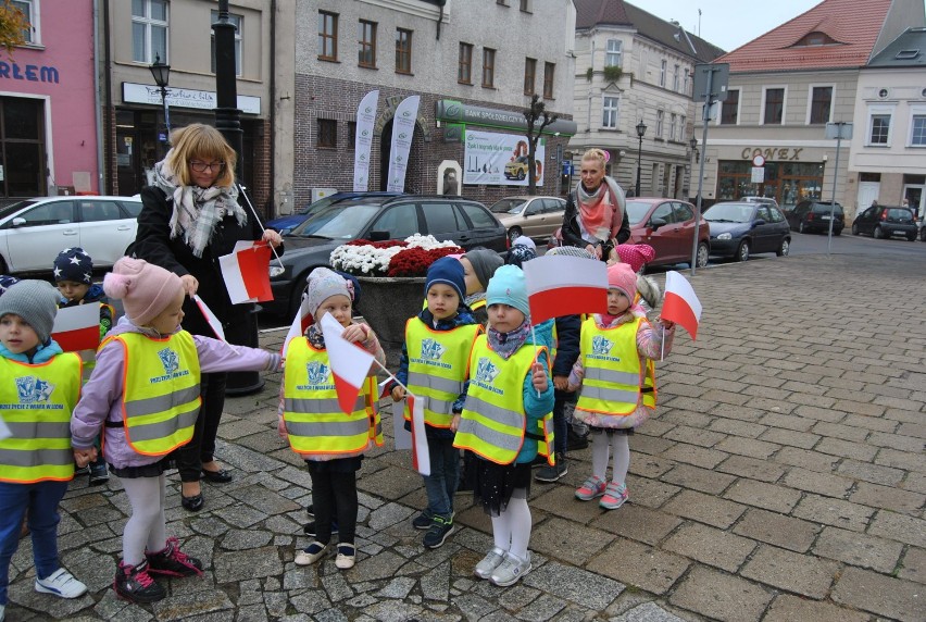 Dzieci z przedszkola nr 3 w Kościanie świętują niepodległość ZDJĘCIA 