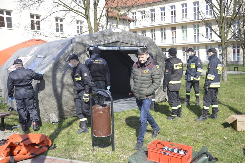 Głogów: Przed szpitalnym SOR-em stanęły namioty do selekcji osób z podejrzeniem koronawirusa