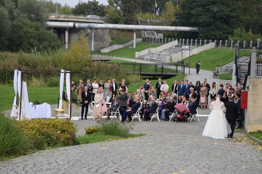 Konin. Pobrali się na Bulwarze Nadwarciańskim. To pierwsza taki ślub za kadencji prezydenta Korytkowskiego [ZDJĘCIA]