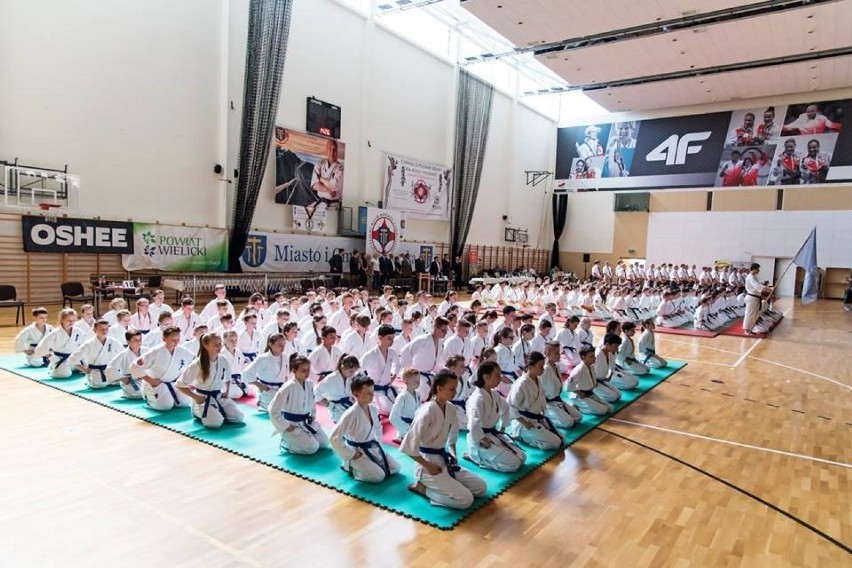 Karatecy DKK walczyli z rywalami w Wieliczce [FOTO]