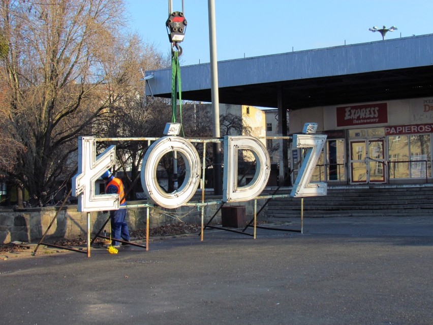 Po demontażu pierwszej części neonu na dworcu Łódź Fabryczna