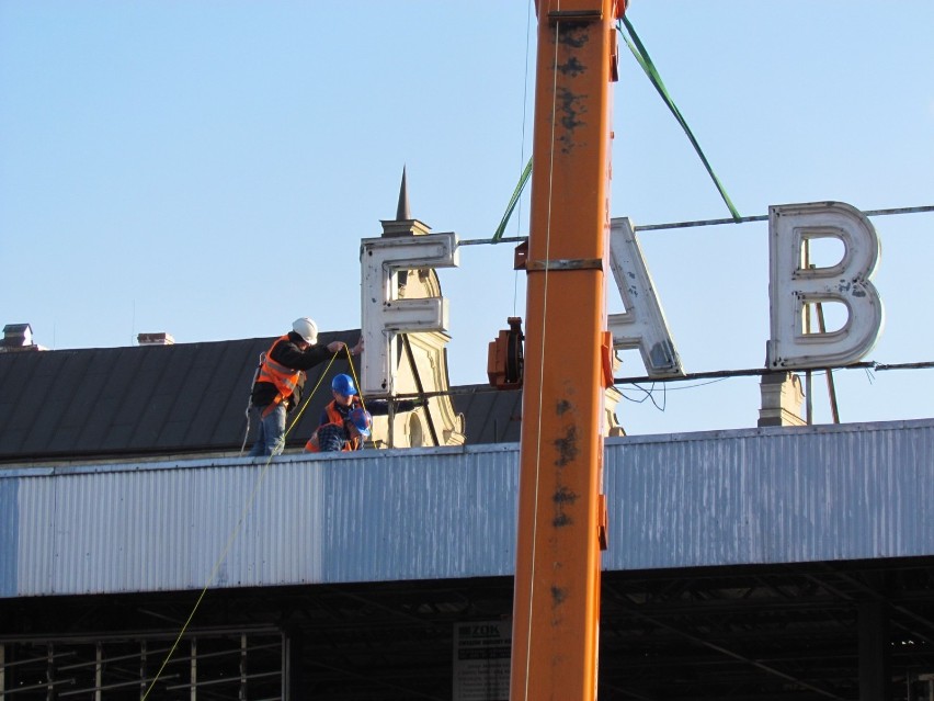 Po demontażu kolejnej części neonu na dworcu Łódź Fabryczna