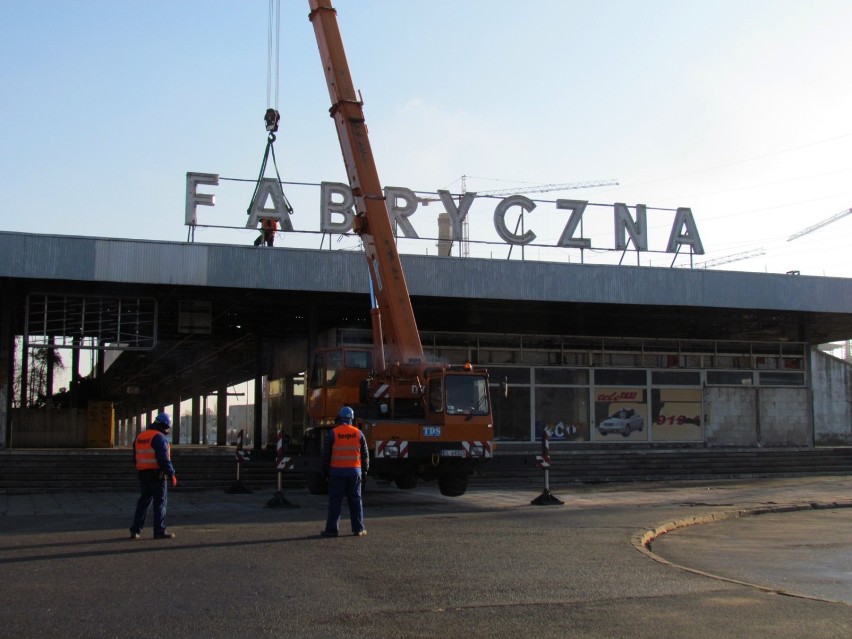 Przed demontażem kolejnej części neonu na dworcu Łódź Fabryczna
