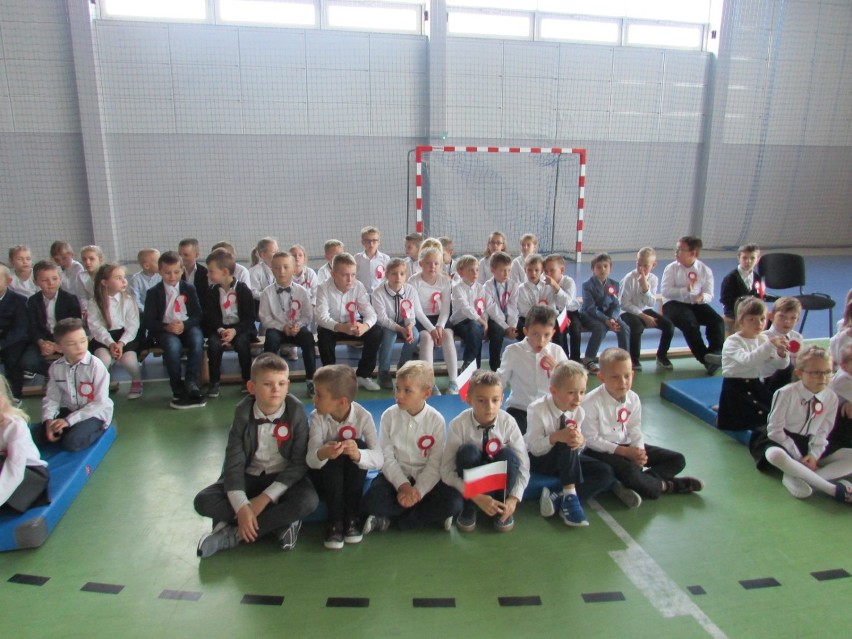 "Drogi Polaków do wolności" - w szkole w Kiełpinie uczniowie uczcili Święto Niepodległości  ZDJĘCIA