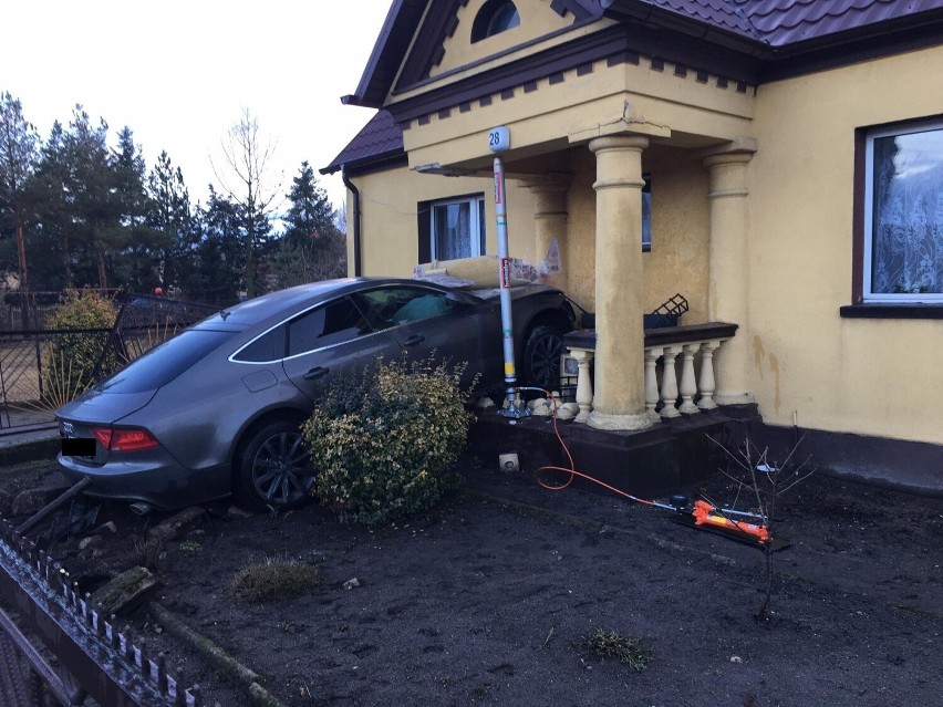 Samochód zaparkował... w domu. Niebezpieczny wypadek w Pleszewie