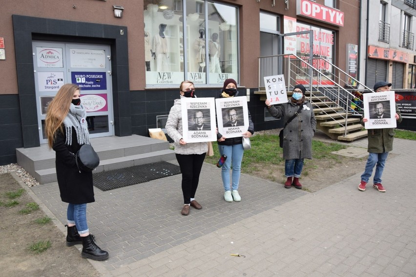 Stargard murem za Bodnarem - akcja Obywateli Stargard i Ogólnopolskiego Strajku Kobiet. Policja spisała za naklejki na drzwiach biura PiS