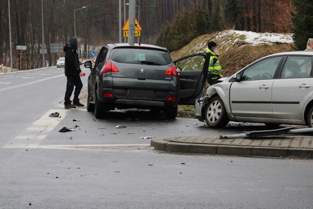 W Olkuszu na skrzyżowaniu ul. Osieckiej z obwodnicą zderzyły się trzy samochody