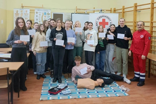 Uczniowie z Zespołu Szkół nr 2 w Wągrowcu uczyli się udzielania pierwszej pomocy i obsługi defibrylatora AED