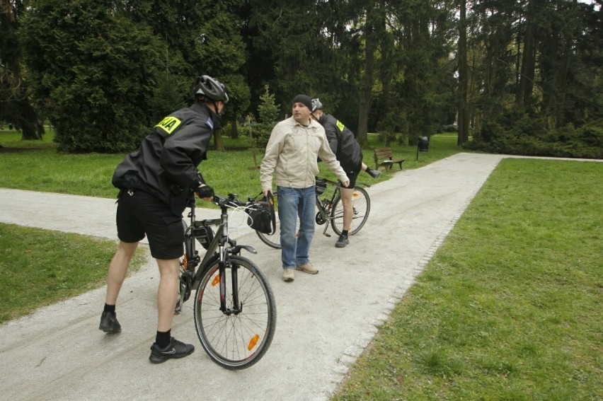 Policjanci na rowerach na ulicach Wrocławia (ZDJĘCIA)