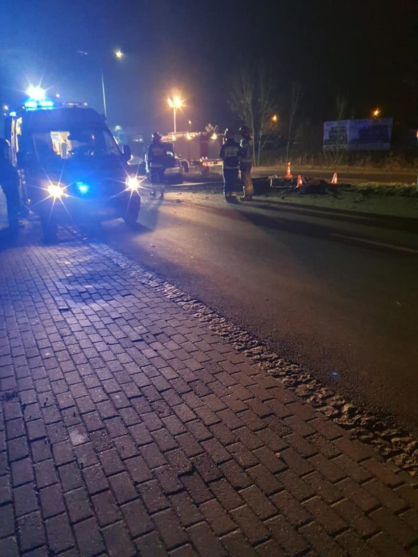Wypadek na ulicy Prostej w Rybniku. Na dwupasmówce auto ścięło latarnię