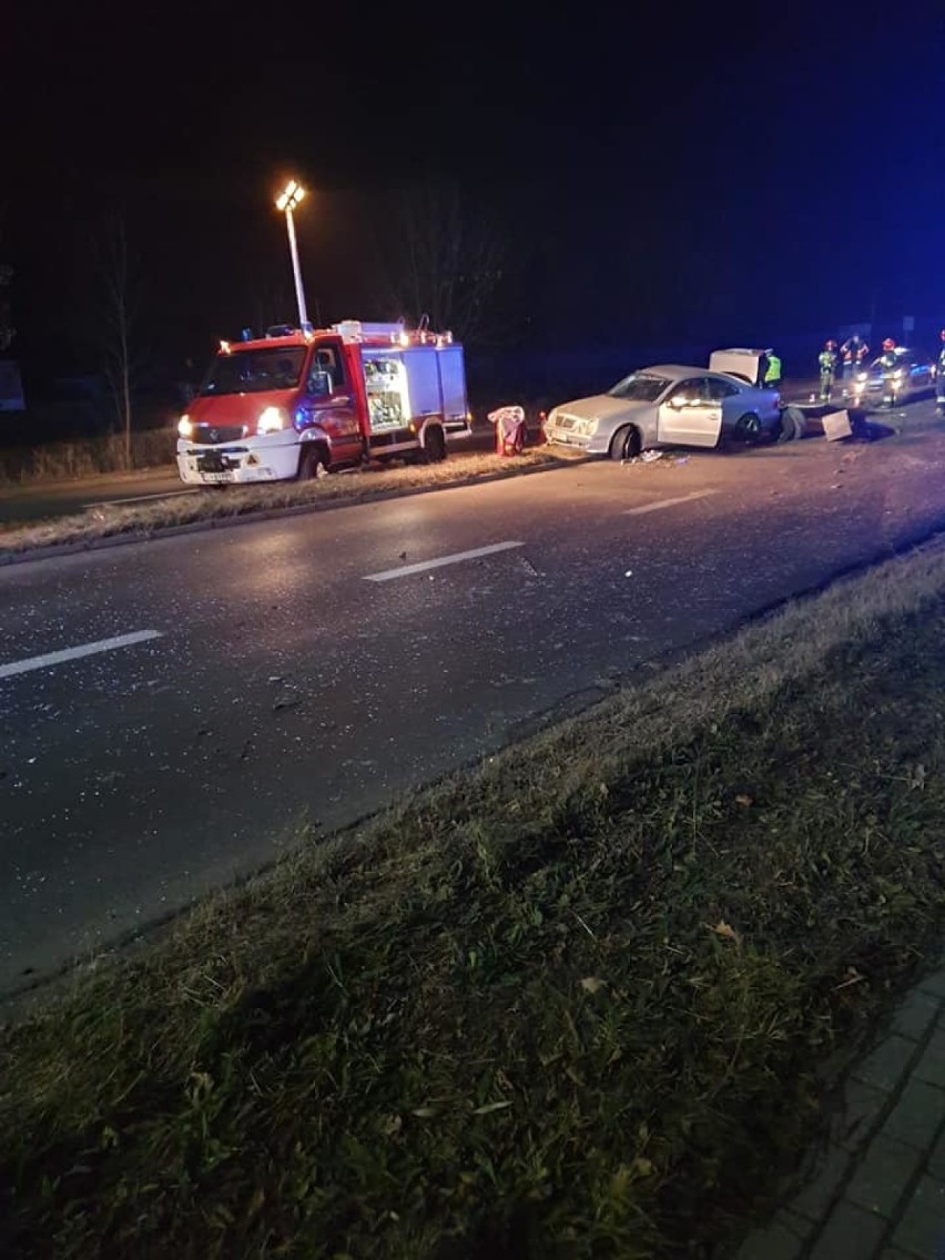 Wypadek na ulicy Prostej w Rybniku. Na dwupasmówce auto ścięło latarnię