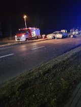 Wypadek na ulicy Prostej w Rybniku. Na dwupasmówce auto ścięło latarnię [ZDJĘCIA]