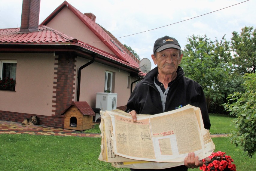 Wiesław Petela pokazuje zbiór gazet