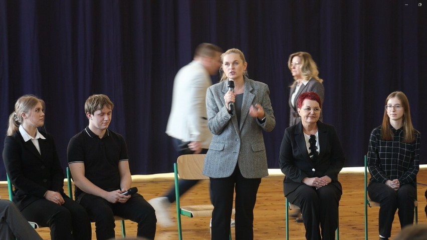 Odchudzenie podstawy programowej, więcej pieniędzy dla nauczycieli- Barbara Nowacka, minister edukacji odwiedziła Lębork [WIDEO]